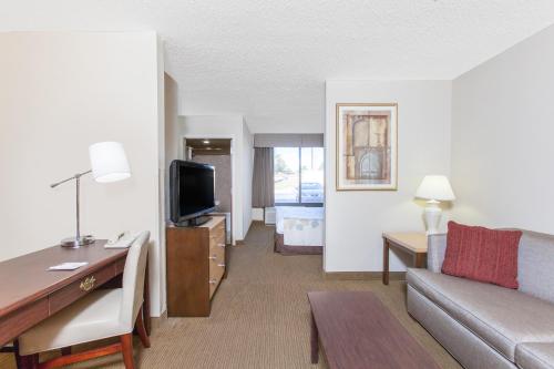 Hawthorn Suites by Wyndham Midwest City Tinker AFB