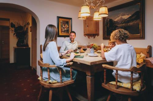 Hotel Gasthof Kröll, 1x Großglockner kostenlos, Kinder bis 12 Jahre frei, Restaurant mit regionaler Küche - Hôtel - Niedernsill