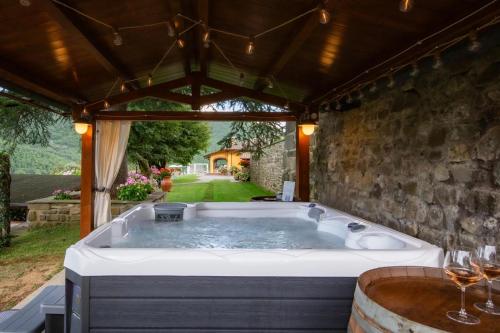 Villa Marinelli with private pool, hot tub and garden, Tuscany in Кастель-Фоконьяно