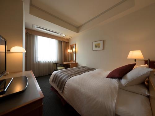 KKR Hotel Kumamoto Set in a prime location of Kumamoto, KKR Hotel Kumamoto puts everything the city has to offer just outside your doorstep. Offering a variety of facilities and services, the property provides all you n