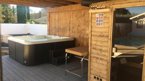 Karstais baseins, La Lavande in Camaret-Sur-Aigues