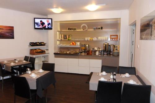 Carlton Hotel - image 11