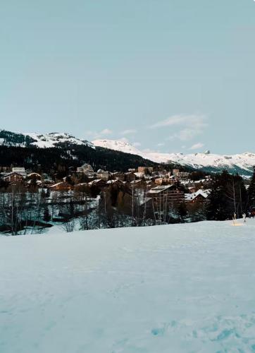 Studio avec vue spectaculaire au pied des pistes in 克萊恩蒙塔納