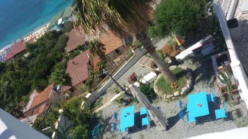Deluxe Triple Room with Balcony and Sea View image 1