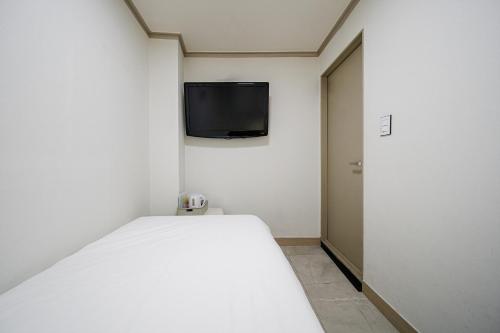 J5 Hostel Room Type - Large Single Room