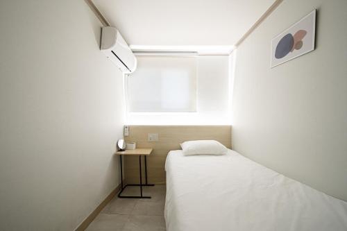 J5 Hostel Room Type - Large Single Room