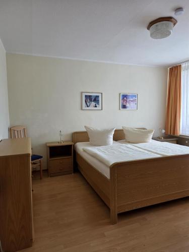 1 king bed, 1 sofa bed