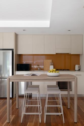 2BR Stylish and Spacious - Prime Richmond Location - image 2