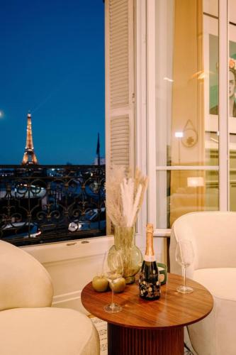 2P Studio - Eiffel Tower View - Romantic Suite-A-C