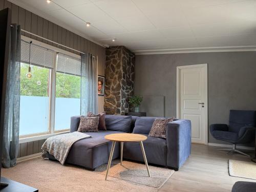 Main part of a detached house, 3 bedrooms, large parking area!