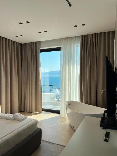 Suite, deluxe, spa bathtub