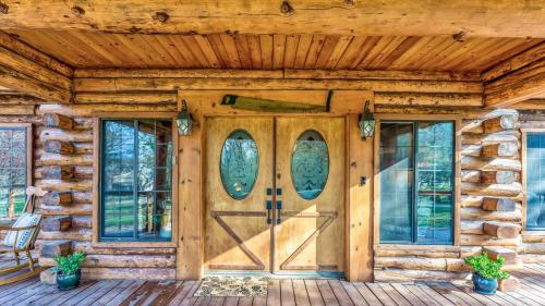 Log Cabin sleeps 20 with hot tub, EV Charger, firepit in Ahwahnee (CA)