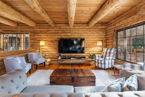 Log Cabin sleeps 20 with hot tub, EV Charger, firepit in Ahwahnee (CA)