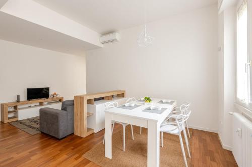 Zero Stress - Park & Ride - Private Parking Included, close to Metro to Duomo, Stadio San Siro, Milan