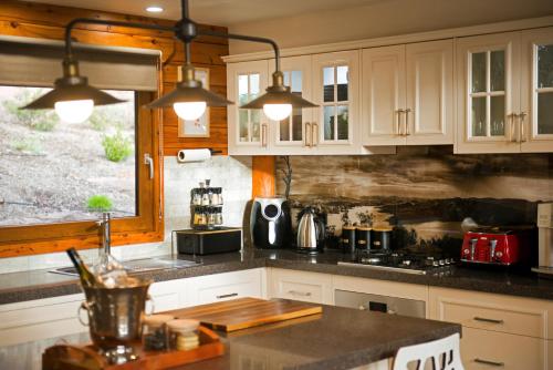 virtuve, Appalachian High Country Retreat in Bonnie Doon