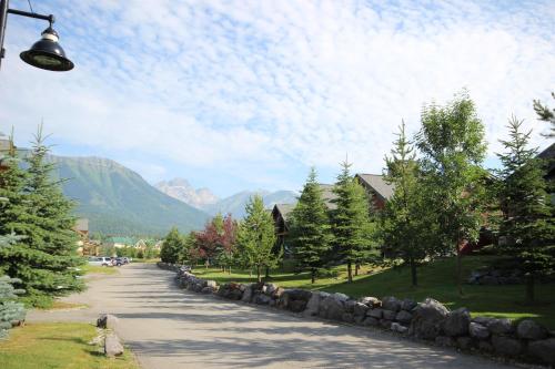 Pinnacle Ridge Chalets by Fernie Lodging Co