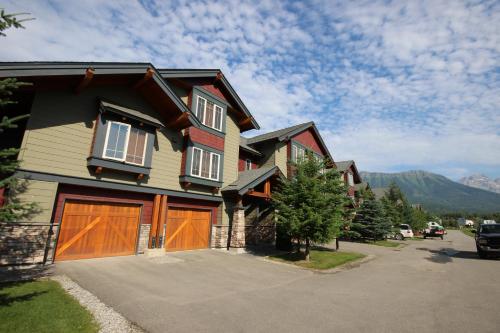 Pinnacle Ridge Chalets (by Fernie Lodging Co) - Fernie