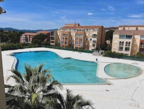 Blue Lagoon–4 peopl–Piscine-Tennis