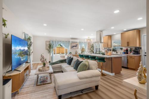 Entire Private Home with 3 King Beds, Gated Yard, 4 Parking, Ranch-Style, Available Now in San Carlos