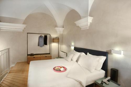 Hotel Palazzo Grillo Located in Genoa City Center, Hotel Palazzo Grillo is a perfect starting point from which to explore Genoa. Both business travelers and tourists can enjoy the propertys facilities and services. Servi