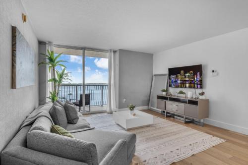 Stunning Bay View 3BR wtih Pool, Gym and Brickell