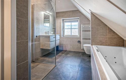 Fürdőszoba, Awesome Home In Den Ham With Sauna in Twenterand