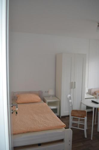 2 twin beds