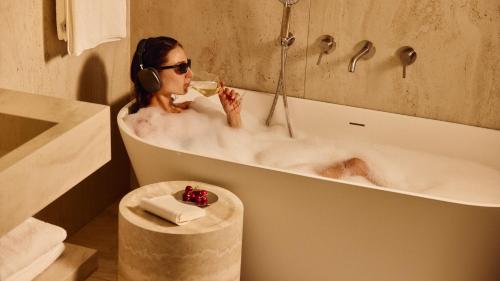 Banyo, The YACHT - By Fattal Limited Edition in Herzliya Plajı