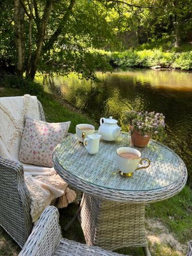 The Nest - Luxury tiny riverside cottage beneath a medieval château