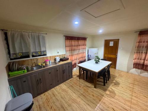 virtuve, Ezzy Air B&B in Salelologa