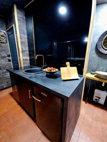Kitchen, Maison cosy, spa XXL, cinema, karaoke et terrasse in Le Mesnil-Eudes