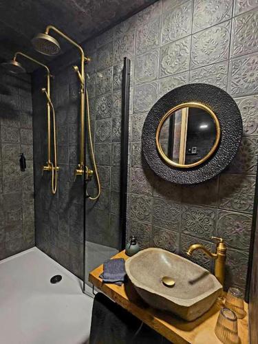 Bathroom, Maison cosy, spa XXL, cinema, karaoke et terrasse in Le Mesnil-Eudes