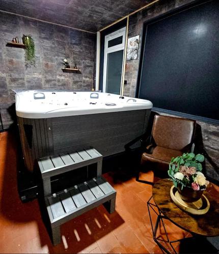 Hot tub, Maison cosy, spa XXL, cinema, karaoke et terrasse in Le Mesnil-Eudes