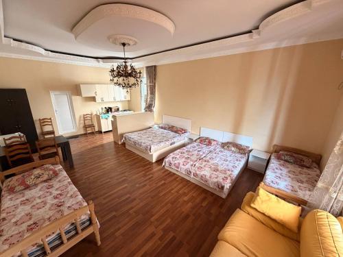 1 queen bed, 1 double bed, 2 twin beds