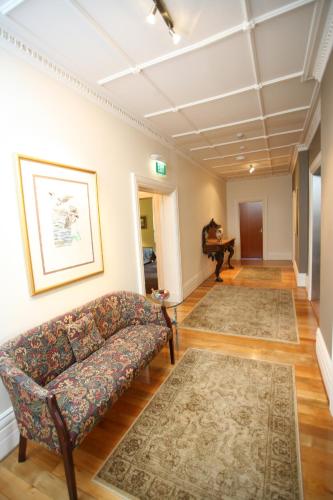 Predvorje, Darcy's Hotel in Strathfield