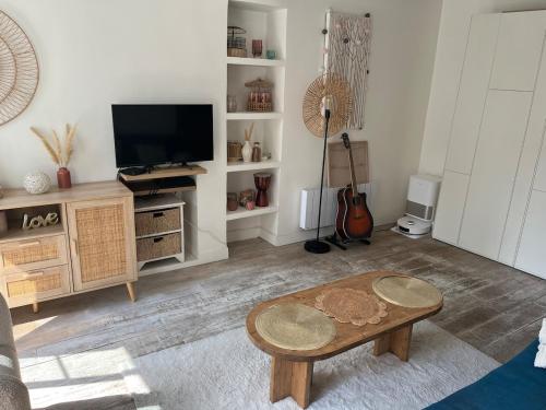 Central Paris Charming, quiet and bright 2-room apartment