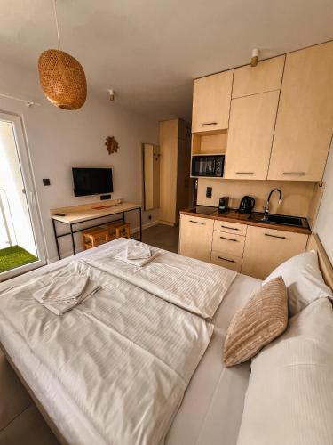 1 double bed, 1 twin bed