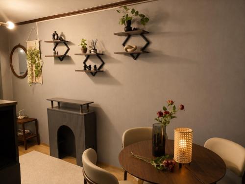 10 minutes from Hongik University Station, 5 minutes from Yonsei University