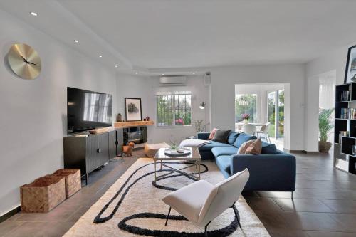 Calahonda Townhouse Pool, Glass Dining & Lawn