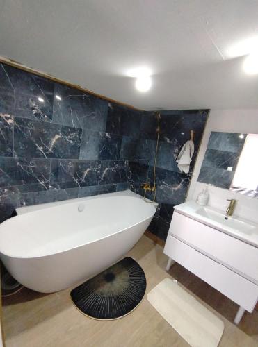 Vannituba, 4-bedroom house, up to 7 people in Saint Remy Sur Durolle