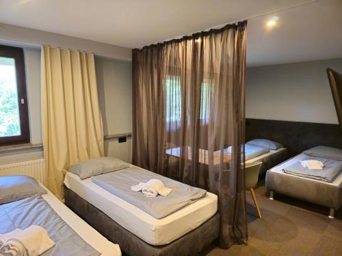 4 twin beds