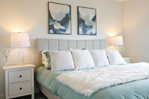 Stylish Home with AC 3 King Beds Garage Disney, Edmonton, Alberta