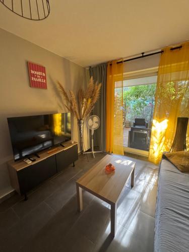 Agreable T2 traversant RDC avec terrasse - balcon - Parking 2 places - Clim portative in Alco