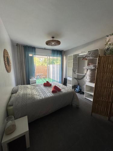 Agreable T2 traversant RDC avec terrasse - balcon - Parking 2 places - Clim portative in Alco