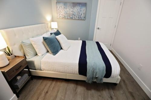 Queen Suite 20 Min from YEG Airport with Disney+, Edmonton, Alberta