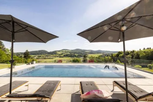 Haus Vogl Anger - Ferienwohnungen mit privater Sauna und beheizten Salzwasser Pool in Panoramalage und Nähe zu Salzburg und Berchtesgaden in Anger, Deutschland
