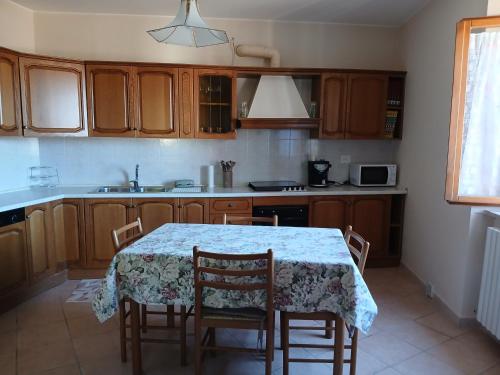Konyha, Borgo Montaner in Montefelcino