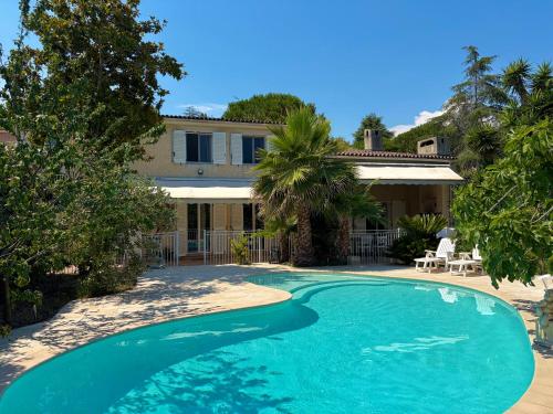 VILLA with pool, Wifi, parking in private residence in Villeneuve-Loubet