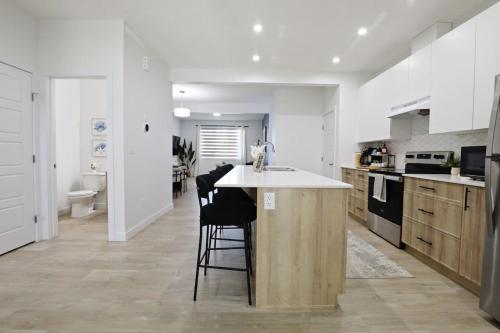 Kinglet 4BR Getaway AC Garage Near WEM Disney in Acheson (AB)