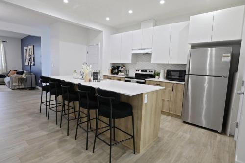 Kinglet 4BR Getaway AC Garage Near WEM Disney in Acheson (AB)